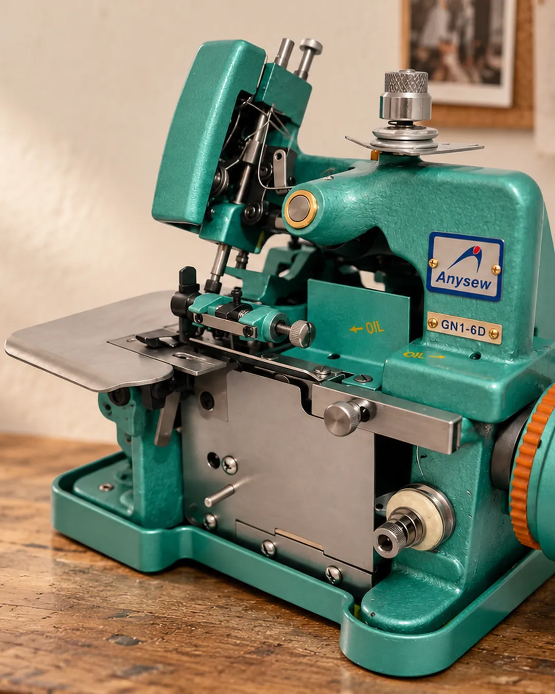 Overlock semi industrial de 3 hilos sobre una mesa de taller, con conos de hilo y luz natural